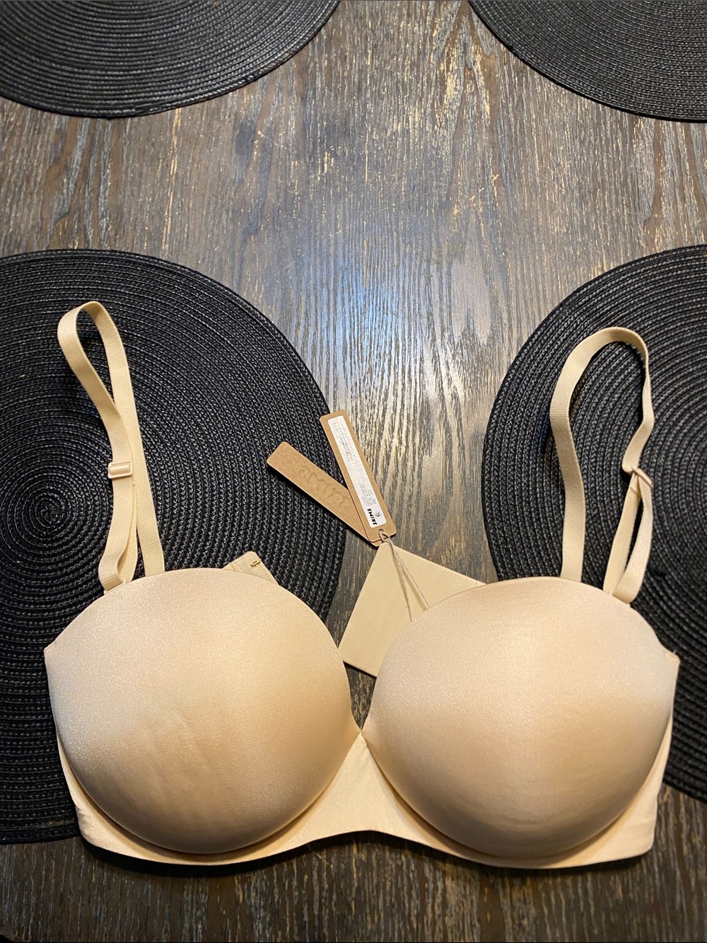 SKIMS ultimate push up strapless sand 34DD Bra NWT creases in pad